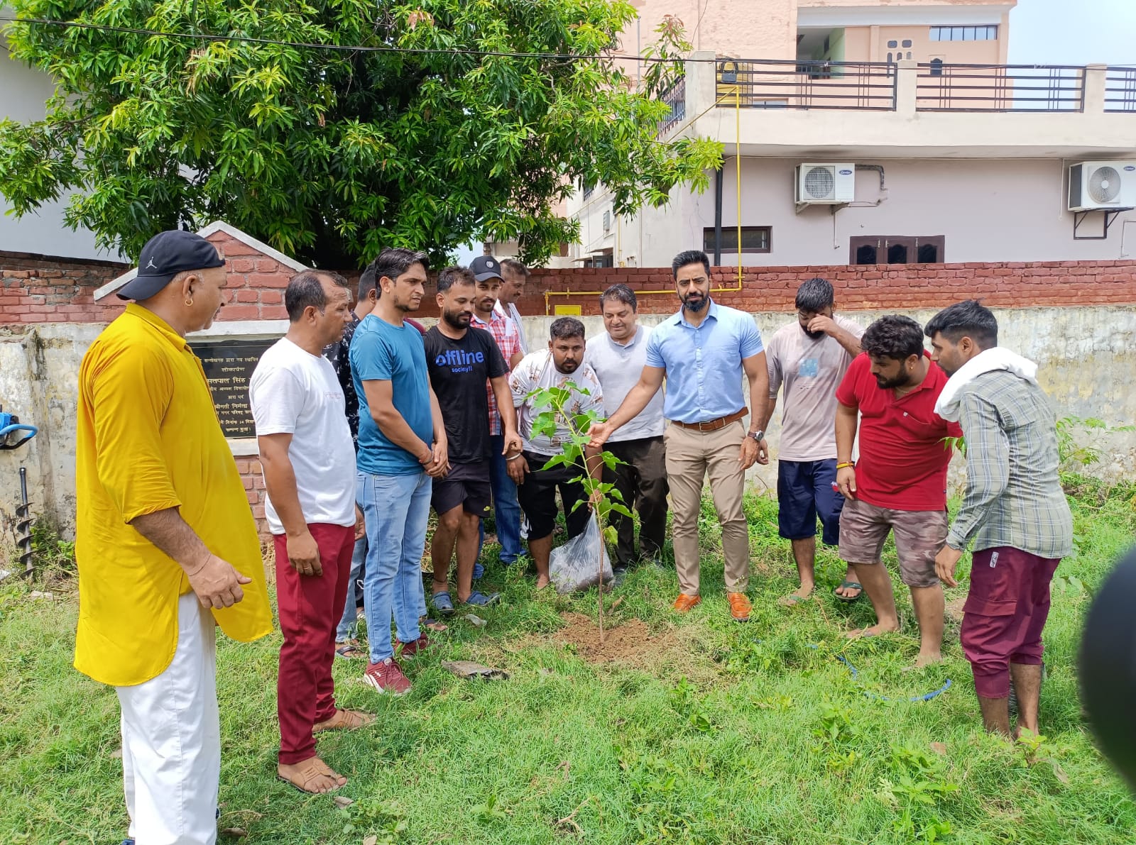 Deputy Commissioner attended the tree plantation program of Yuva Mandal in Santoshgarh, appreciated the efforts of the youth